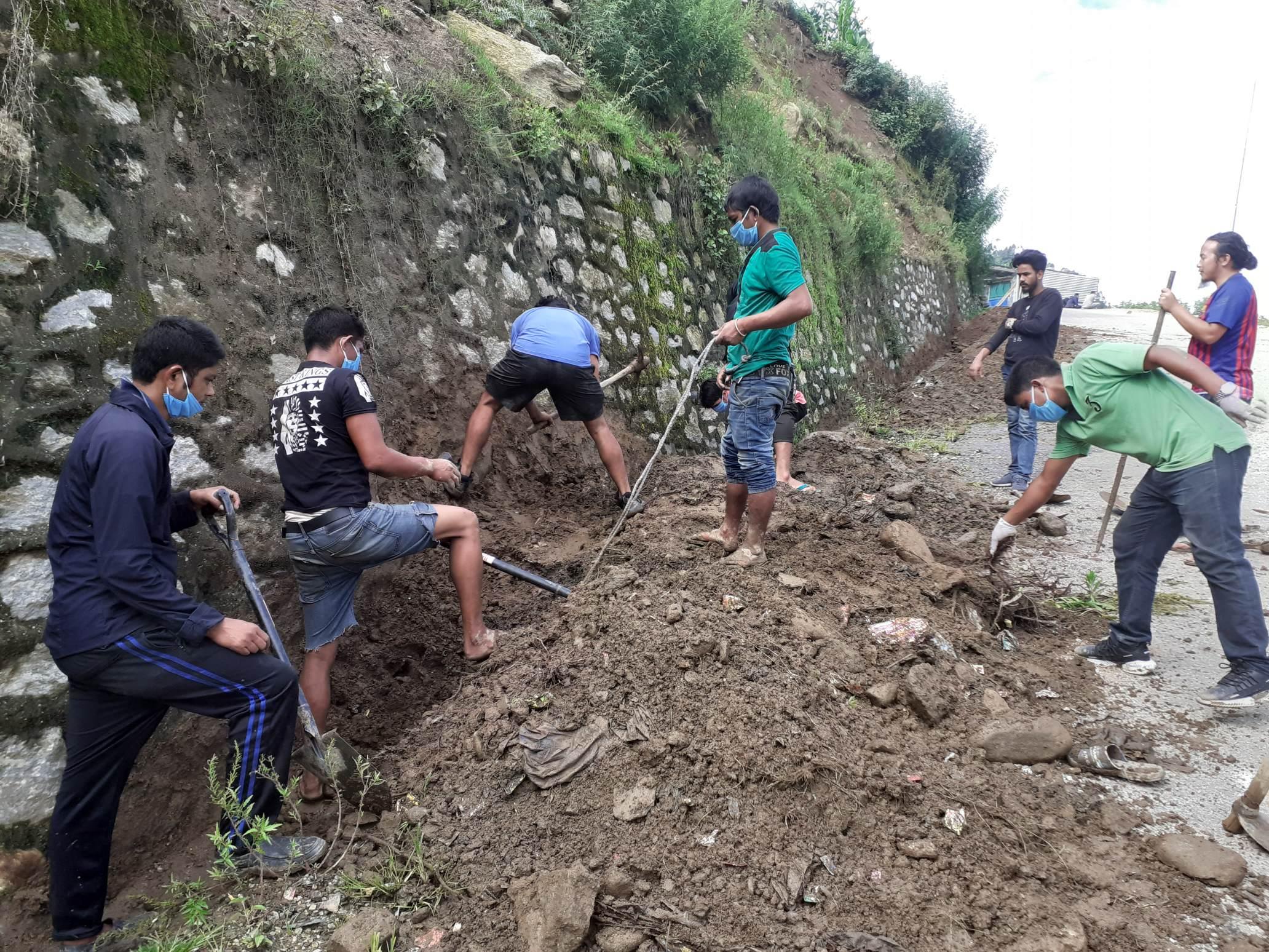 नेकपा निकट युवा र विद्यार्थीले गरे साँफे मार्तडी सडक मर्मत