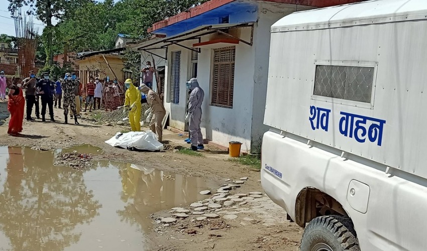 सेती अस्पतालमा मृत्यु भएका कोरोना संक्रमितको शव व्यवस्थापन गर्दै सेना