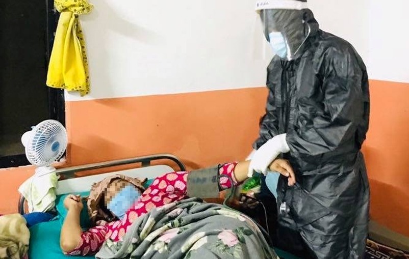 संक्रमित स्वास्थ्यकर्मीले नै गर्छन् कोरोनाका बिरामीको उपचार
