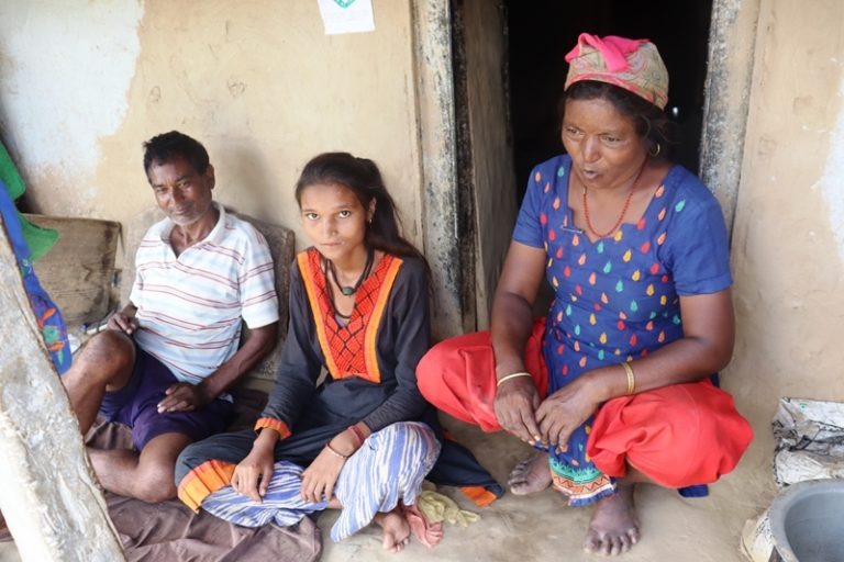 रोजगारी गुमेर बाजुरा फर्किएकाको बिचल्ली: खान अन्न न बस्ने घर