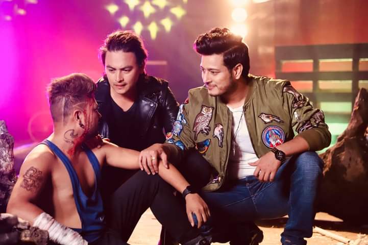 दुर्गेश थापाको ‘आलु जस्तो गायक