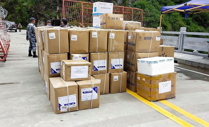 चीनद्वारा सिन्धुपाल्चोकलाई स्वास्थ्य सामग्री सहयोग