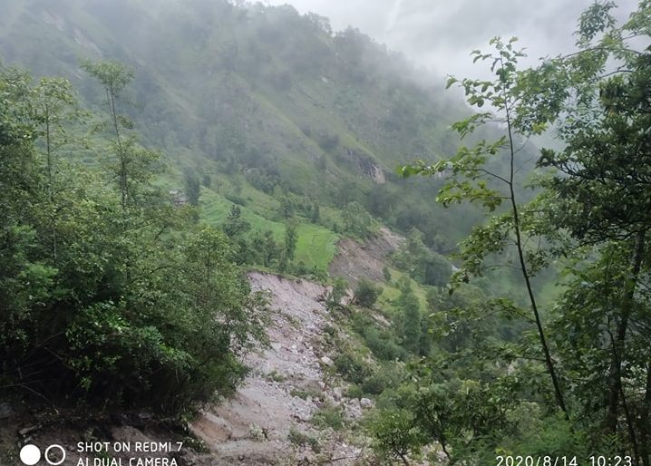 गाैमुलको कुहुडा गाउँमा पहिरो जाँदा आवत जावत बन्द
