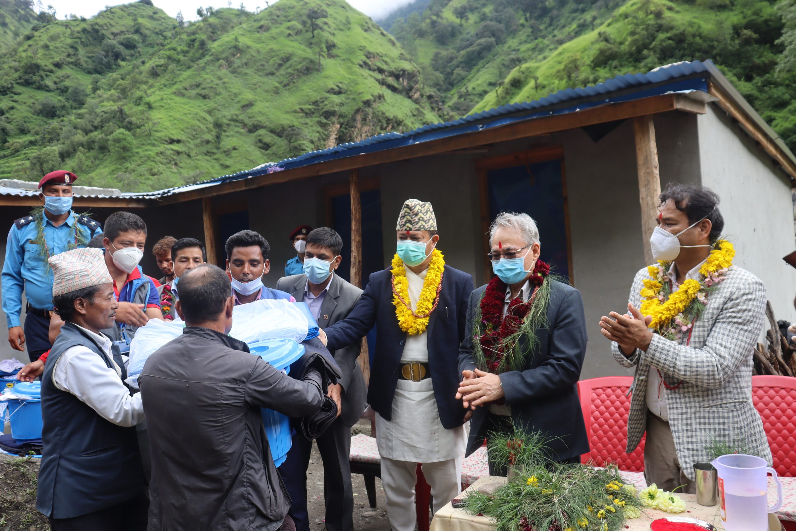 बाढी प्रभावित क्षेत्रमै पुगेर गृहमन्त्री थापाकाे टाेलीले बाँड्यो राहत