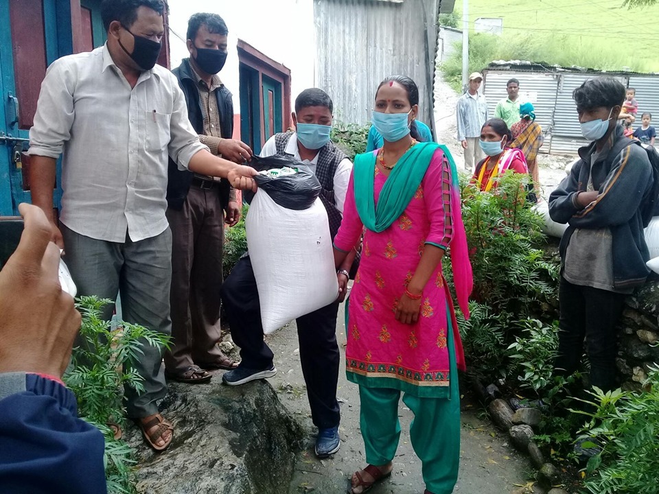 हिमाली र स्वामीकार्तिकका हलिया परिवारलाई खाद्यन्न वितरण