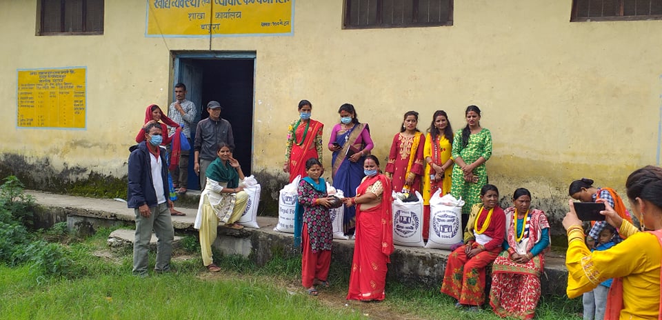 महिला पत्रकारद्धारा एकल महिलालाई खाद्यन्न सहयोग