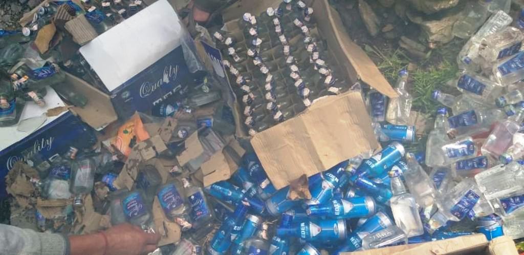 त्रिवेणीमा बरामद गरेर राखेकाे मदिरा नष्ट गरियो