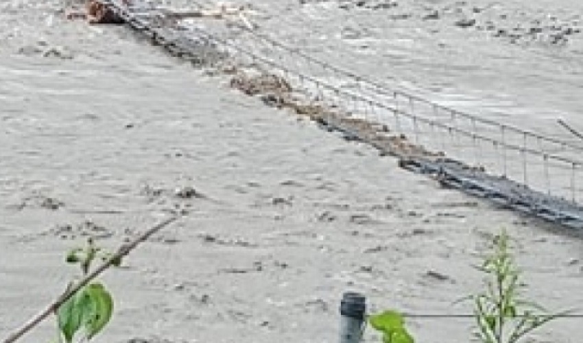 कञ्चनपुरको झोलुङ्गे पुल बाढीको उच्च जोखिममा