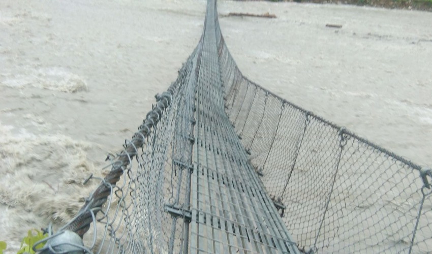 बाढीले झोलुङ्गे पुल बगाएपछि आवत जावतमा समस्या