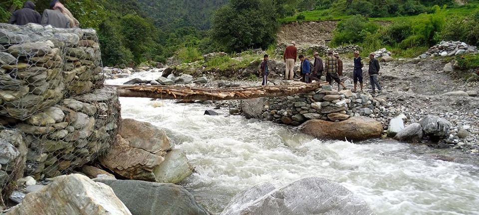 स्थानीयको सक्रियतामा रजातोली र चुथि खोलामा काठेपुल निर्माण