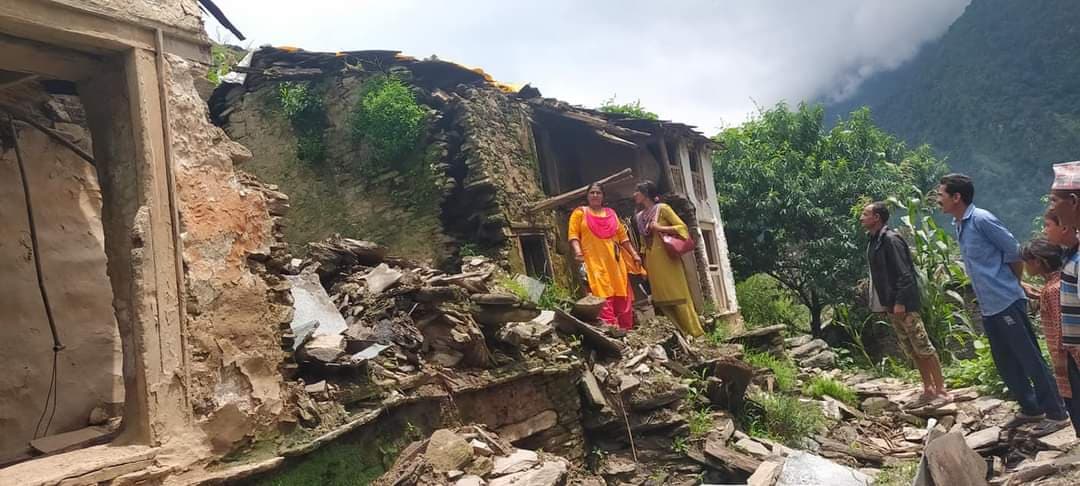 त्रिवेणीकी उपप्रमुख सुनारद्धारा बाढी पहिरो प्रभावित क्षेत्रको अनुगमन