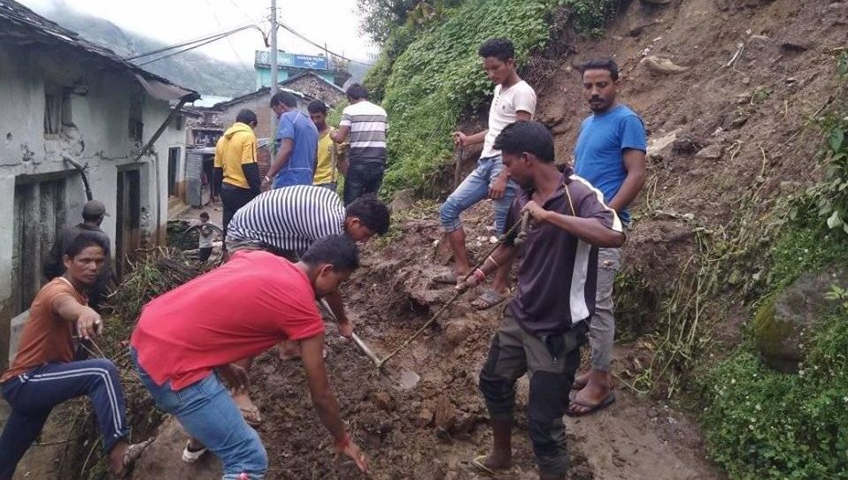 बडीमालिका ९ का युवाले गरे भत्केको बाटो मर्मत