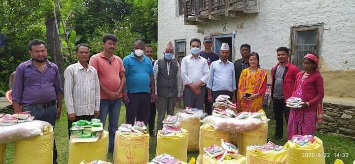 अभियान्ता शाहीको पहलमा बुढीगंगाका बाढी पिडितलाई एक लाख बराबरको खाद्यान्न सहयोग