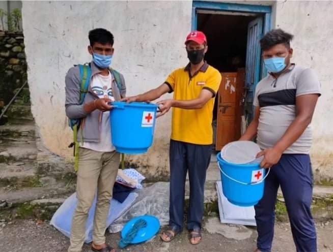 नेपाल रेडक्रस सोसाईटी बझाङद्वारा पहिरो पिडीतलाई गैरखाद्य सामाग्री वितरण