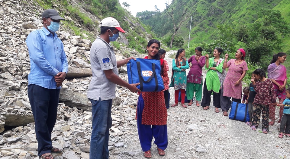 रेडक्रसद्धारा महिला र किसोरीलाई मर्यादा सामाग्री सहयोग