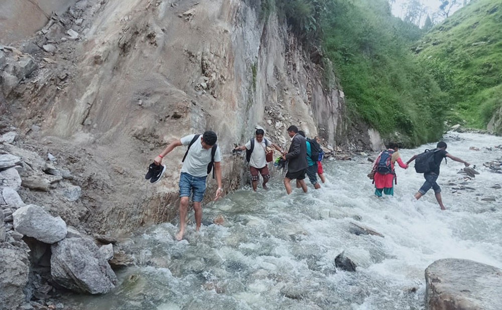 मुगुमा आधा दर्जन काठे पुल बगे