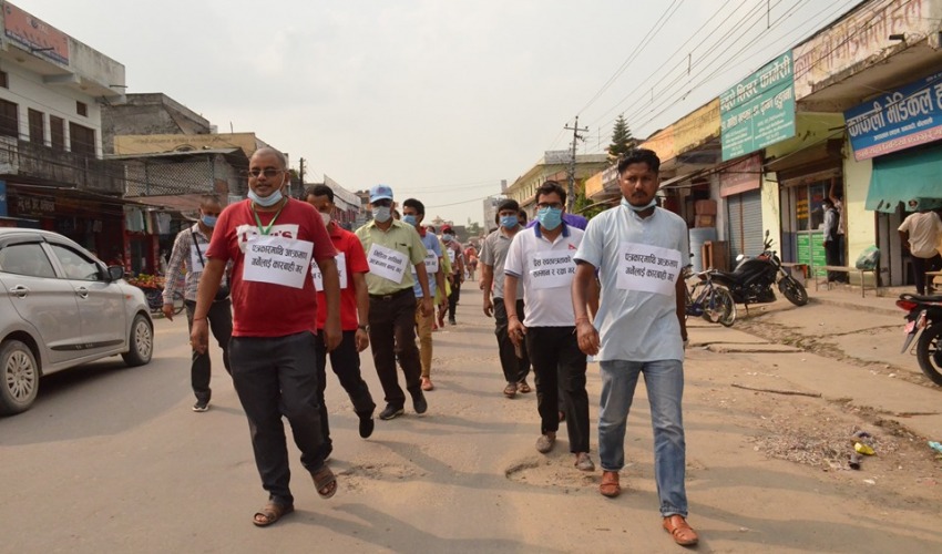 धनगढीमा सञ्चार गृहमाथि आक्रमण : जिल्ला प्रशासनमा धर्ना दिदै पत्रकार