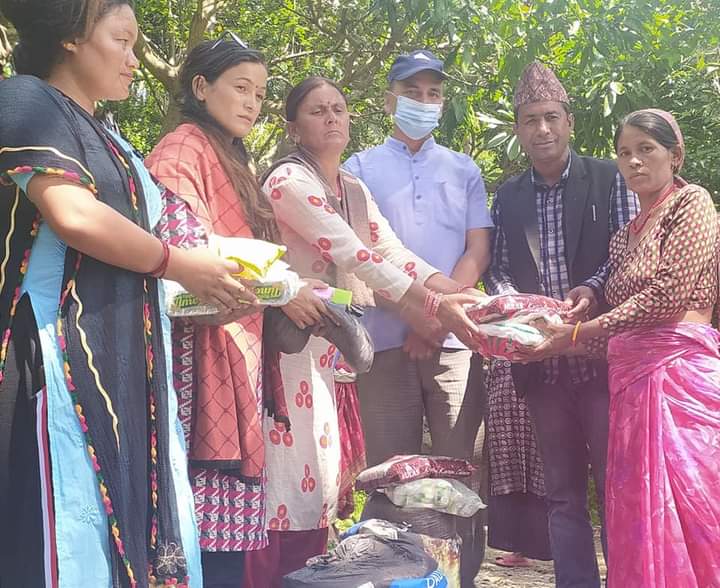 मेची महाकाली बुहारी संयुक्त आवाजको सहयोगमा अति बिपन्न दुई परिवारलाई खाद्यान्न
