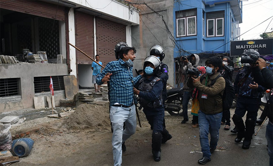 कुलमानको पुनर्नियुक्तिको माग गर्दै माइतीघरमा प्रदर्शन