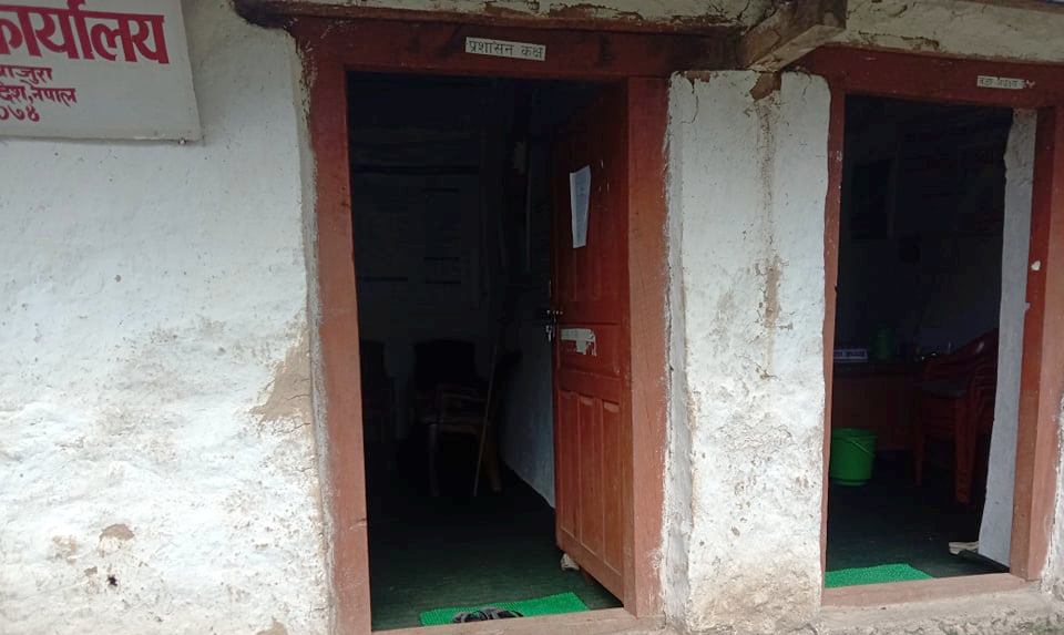 वडा कार्यालयमा लगाएको ताला जवरजस्ती खोलेपछि..