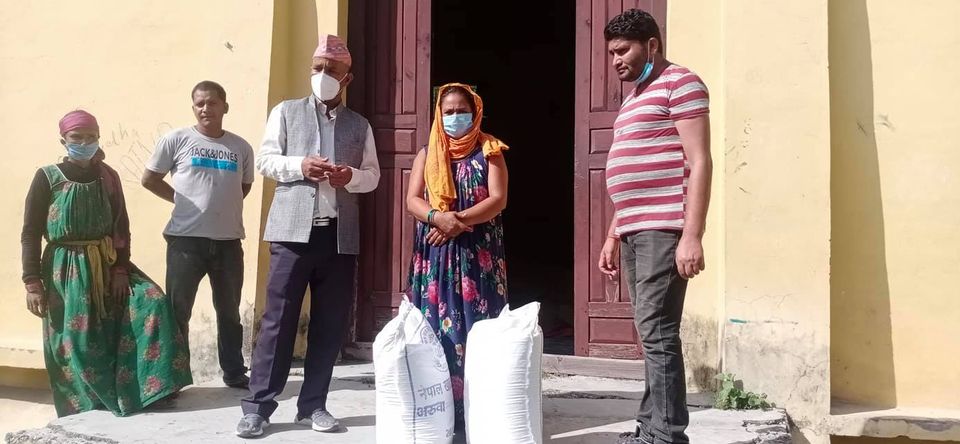 बडीमालिका खवरको पहलमा विपन्न परिवारलाई राहत बितरण