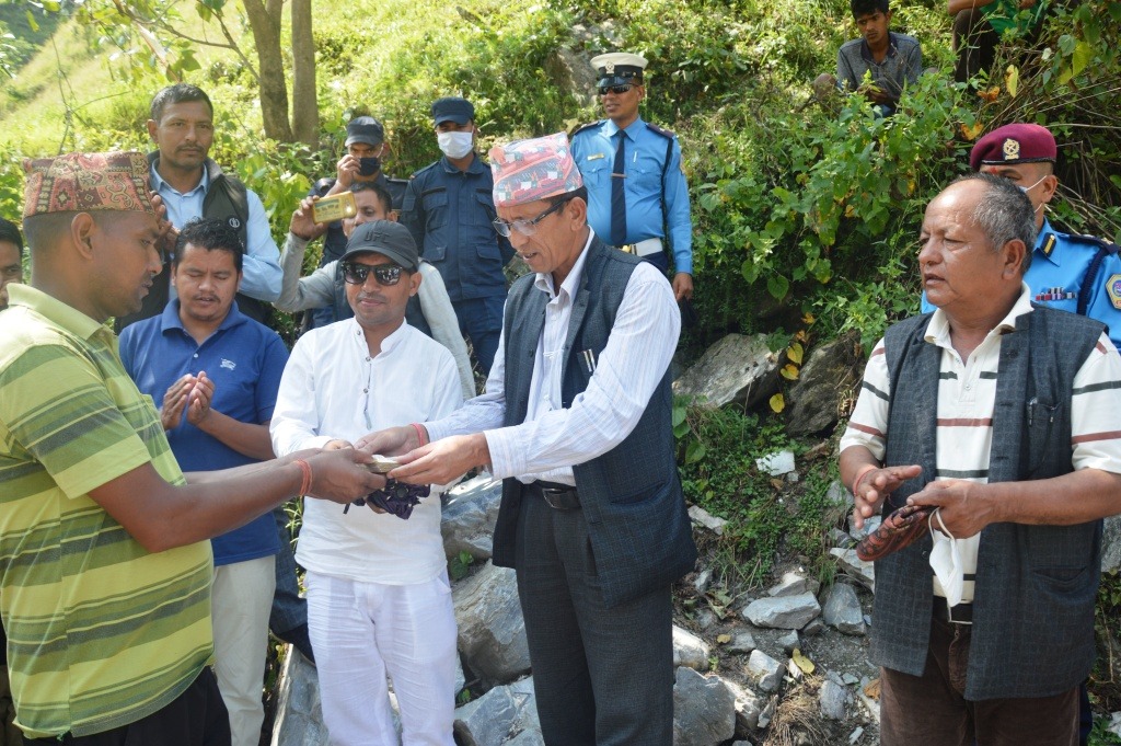 जडाङ्गाको काठेपुल निर्माणमा उद्योग बाण्ज्यि संघको ५० हजार सहयोग