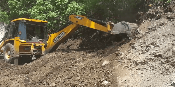 पहिरो प्रकोपको जिम्मेवार : डोजरले खनेका सडक