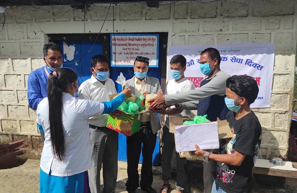 खप्तड मालिका युवा संजालद्धारा विरामीलाई फलफुल वितरण