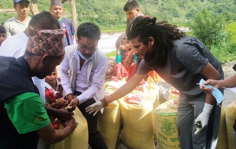 विद्यार्थी हेमराज थापाले बाँडे बाढीपिडितलाई राहत