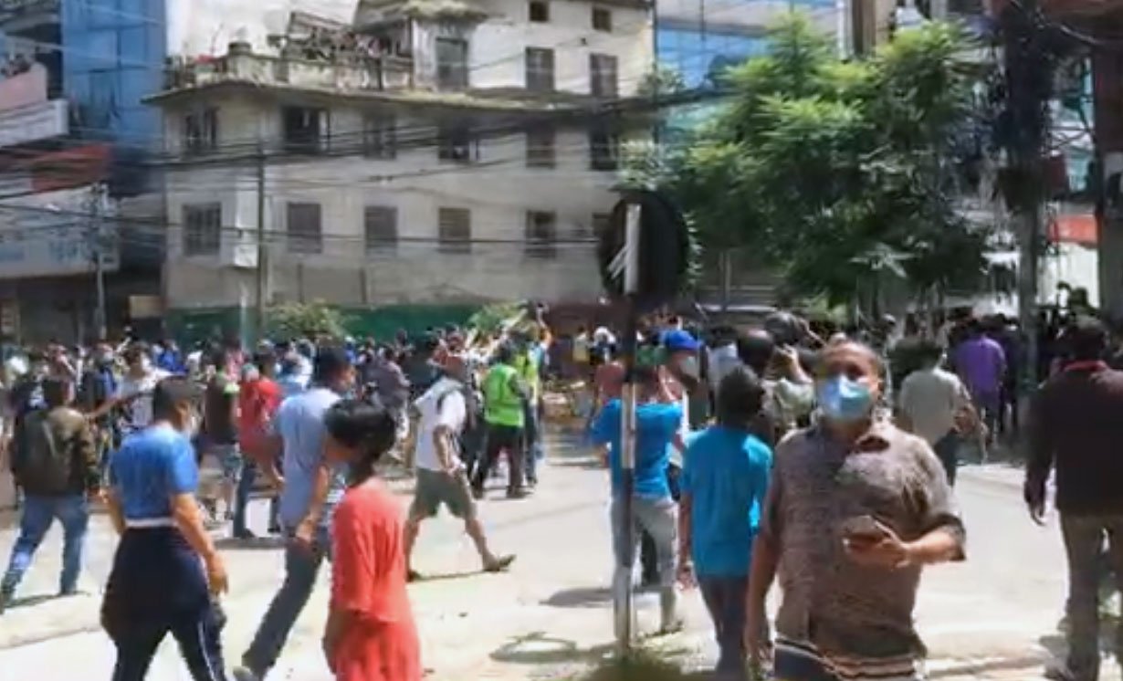 रातो मत्स्येन्द्रनाथको रथ तान्दा झडप, प्रहरीले हान्यो अश्रुग्यास