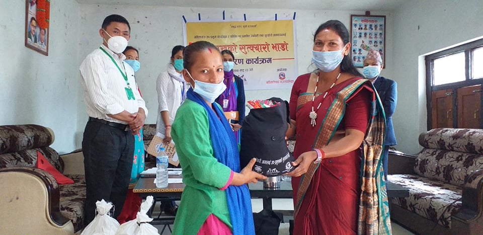 उप-प्रमुखको सुत्क्यारो भाँडो गर्भवति र सुत्केरी आमालाई