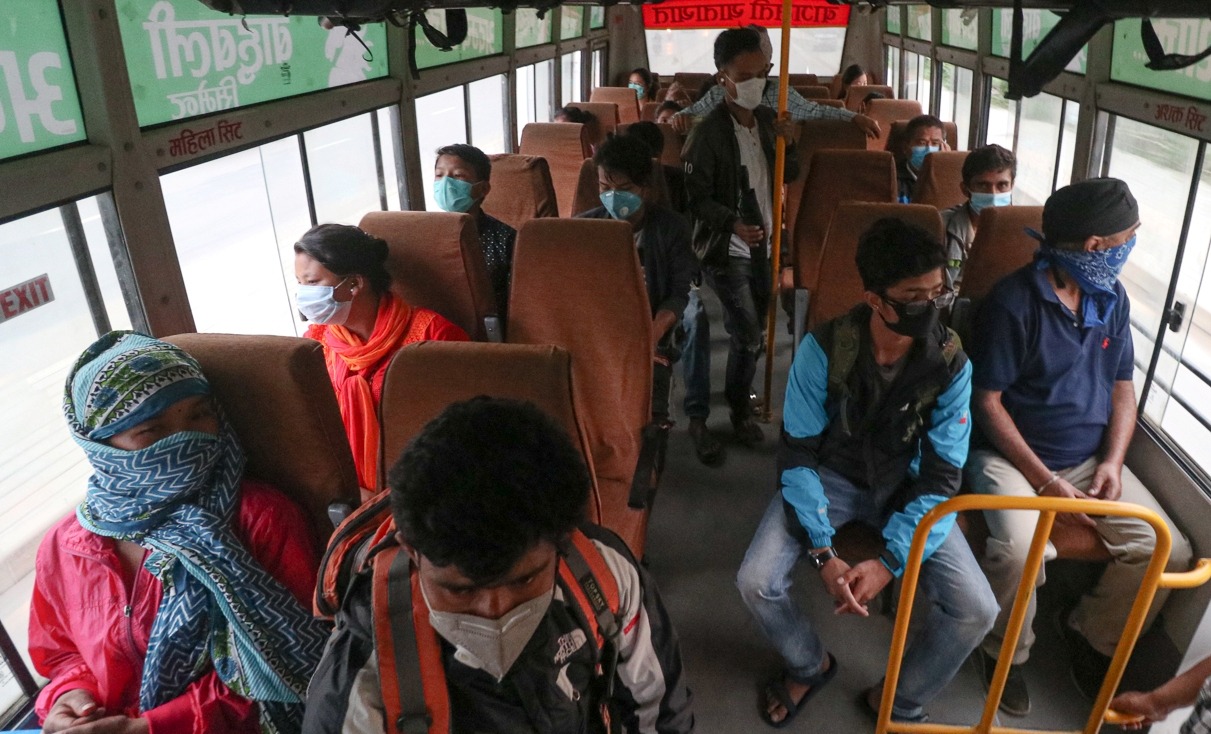 सार्वजनिक यातायातः ‘न स्यानिटाइजर न दूरी, भाडा मात्र बढी’