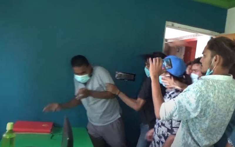 दिनेश सञ्चार गृहमा सांघातिक आक्रमण, पत्रकारमाथि कार्यालयमै कुटपिट(भिडियोसहित)