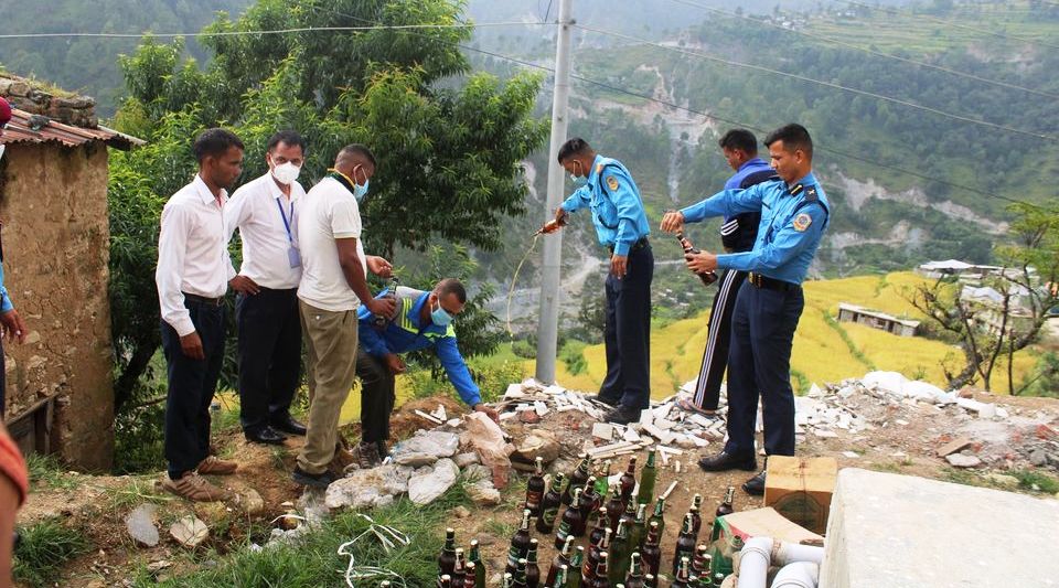 प्रहरीद्धारा म्याद नाघेका अवैध मदिरा बरामद गरि नष्ट