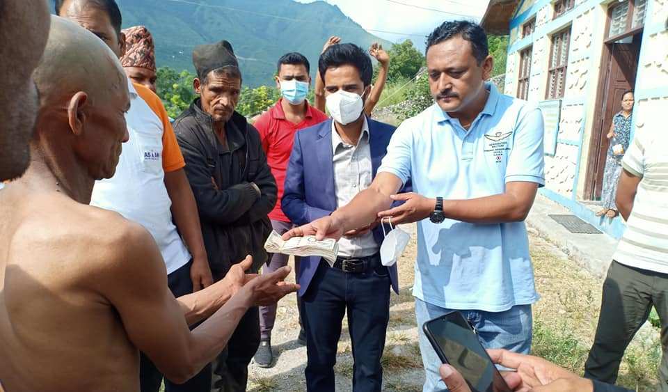 भीरबाट खसेको ढुंगा लागेर मृत्यु भएका रोकायाको परिवारलाई १ लाख सहयोग