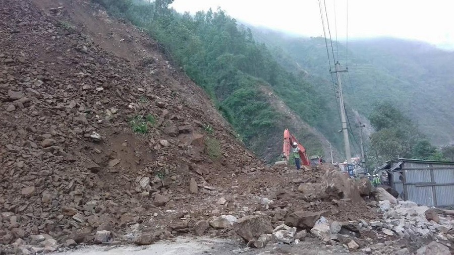 पहिरोले कर्णाली राजमार्ग अवरुद्ध