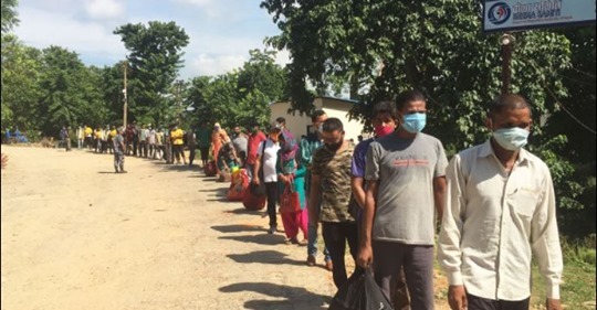 भारतबाट फर्केका नेपाली फेरि भारततिरै लागे, भन्छन्– ‘यहाँ के खाने ? मरे उतै मरौंला’