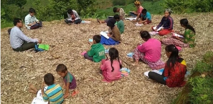 टोलमै पुगेर विद्यार्थी पढाउँदै सामुदायिक विद्यालय