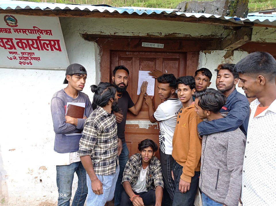 बाजुराका दलित परिवारले लगाए वडा कार्यालयमा ताला