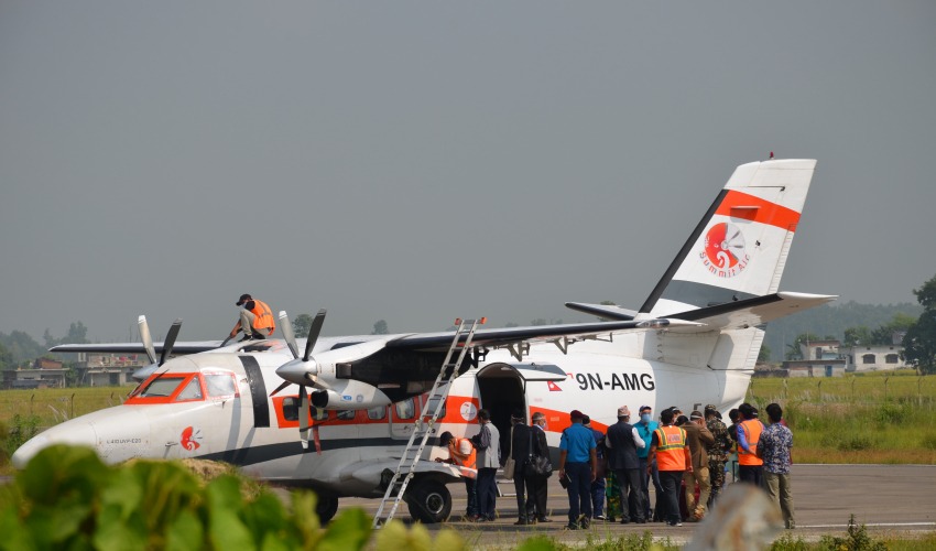 धनगढीबाट मन्त्री भट्टराई सहितका यात्रु लिएर डोटीका लागि उड्यो जहाज