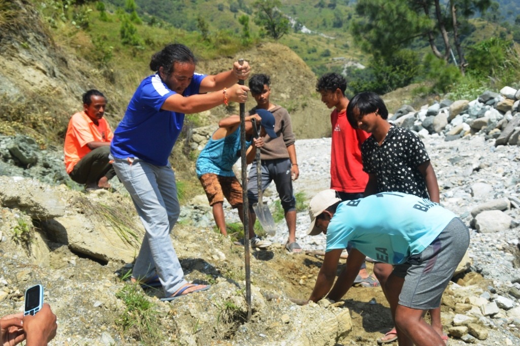 रानीवन स्पोर्ट्स युथ क्लवद्धारा भत्केको सडक मर्मत