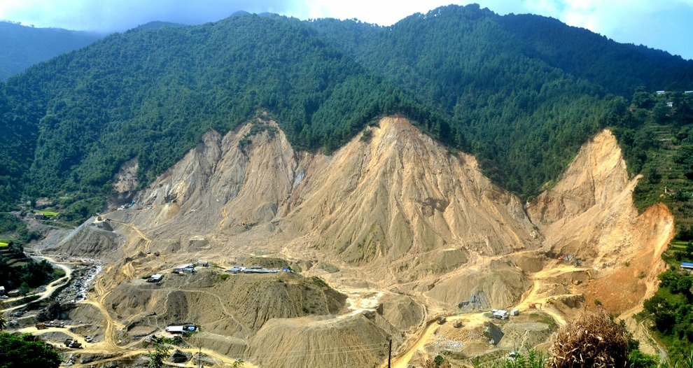 मापदण्डविपरीतका क्रसरद्वारा वन क्षेत्रमा डोजर