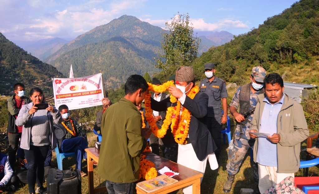 काँग्रेस सभापतिको गाउँ खाली हुँदै, नेकपामा प्रवेश गर्नेको लर्को