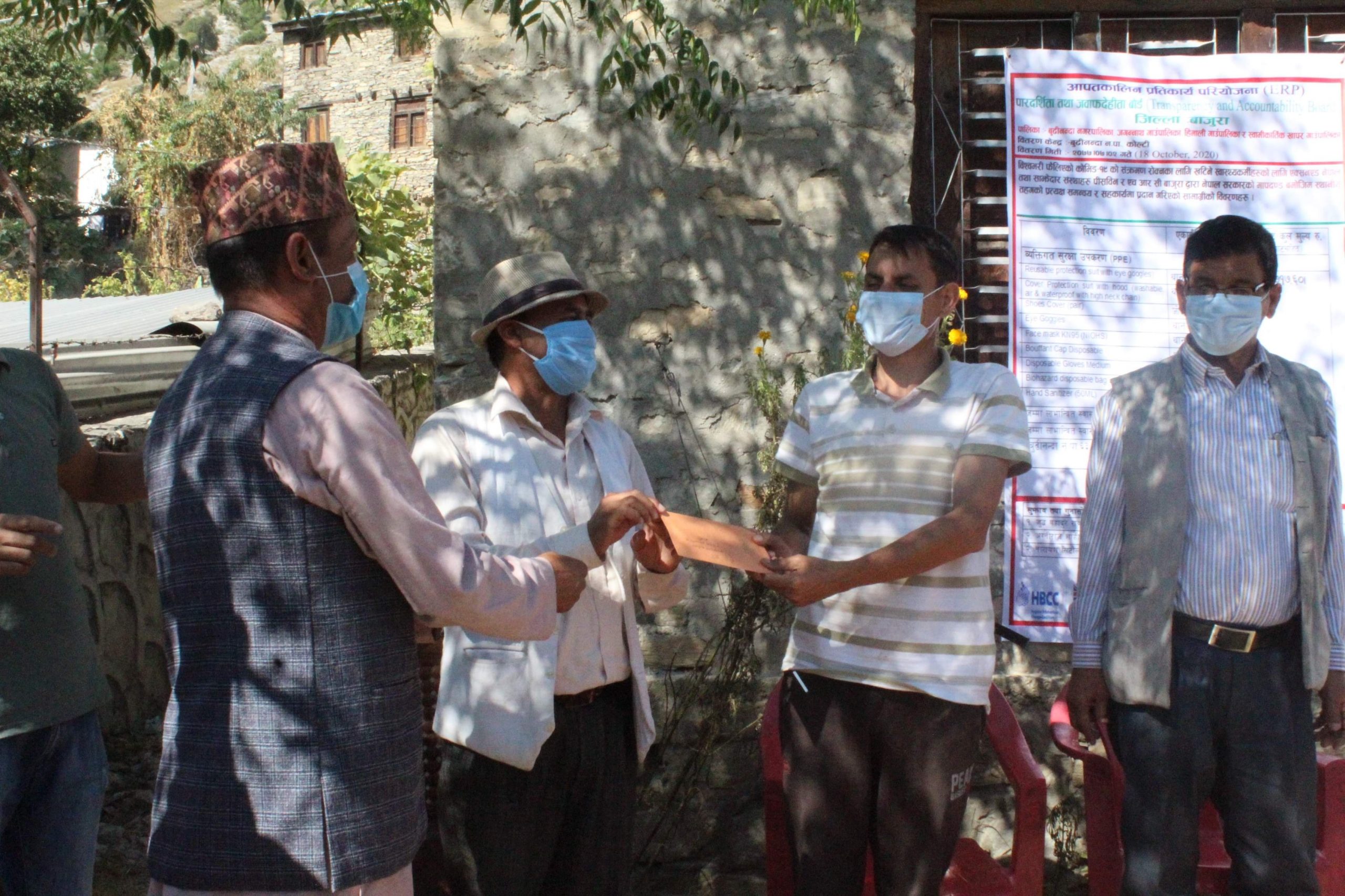 कोरोना नियन्त्रणमा खटिने स्वास्थ्यकर्मीलाई स्वास्थ्य सामाग्री वितरण