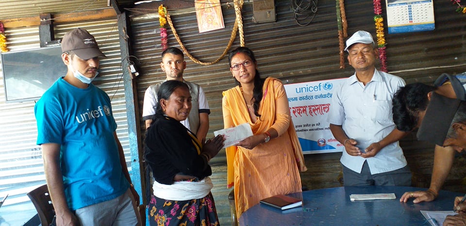 युनिसेफका कर्मचारीद्धारा संकलित रकम पीडितलाई हस्तान्त्रण