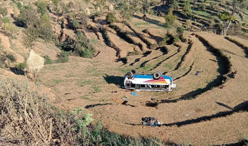 बस दुर्घटनाः १ को मृत्यु, १७ घाइते