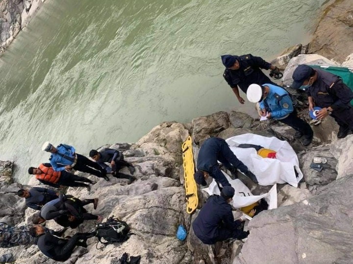 युवक संघका उपाध्यक्षको परिवार चढेको भ्यान त्रिशुलीमा खस्यो, चालक र श्रीमतीको मृत्यु, छोरी बेपत्ता