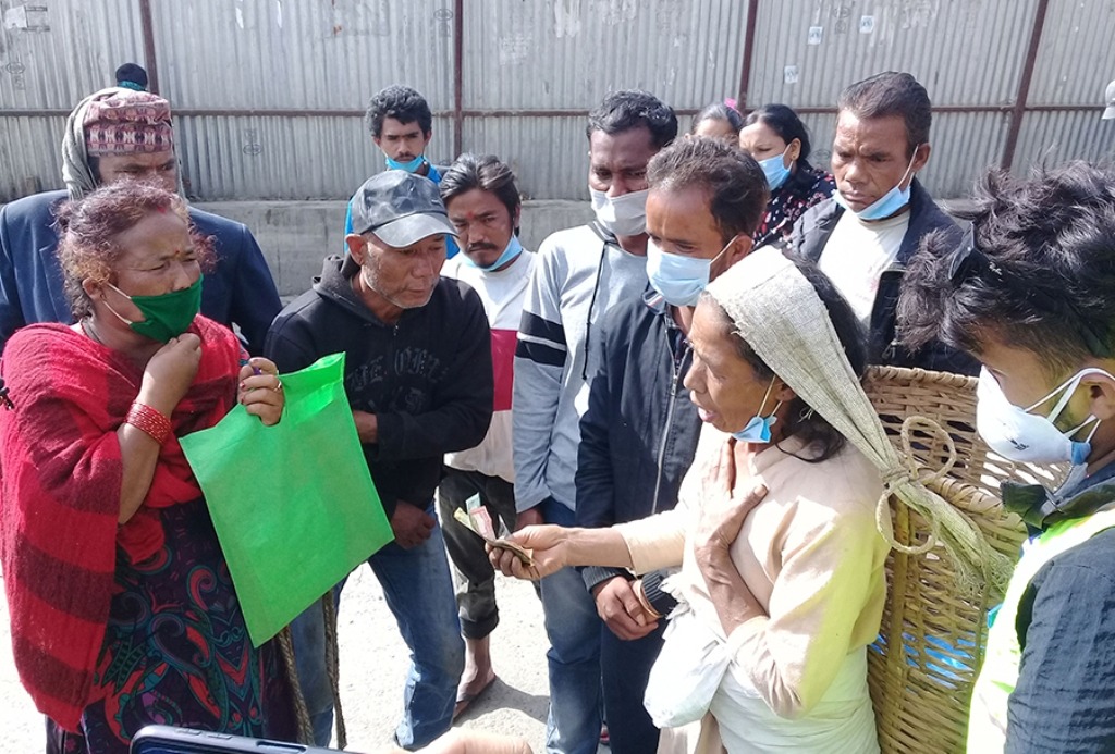 दुःखीलाई दुःखीले दिएको १५५ रुपैयाँ !