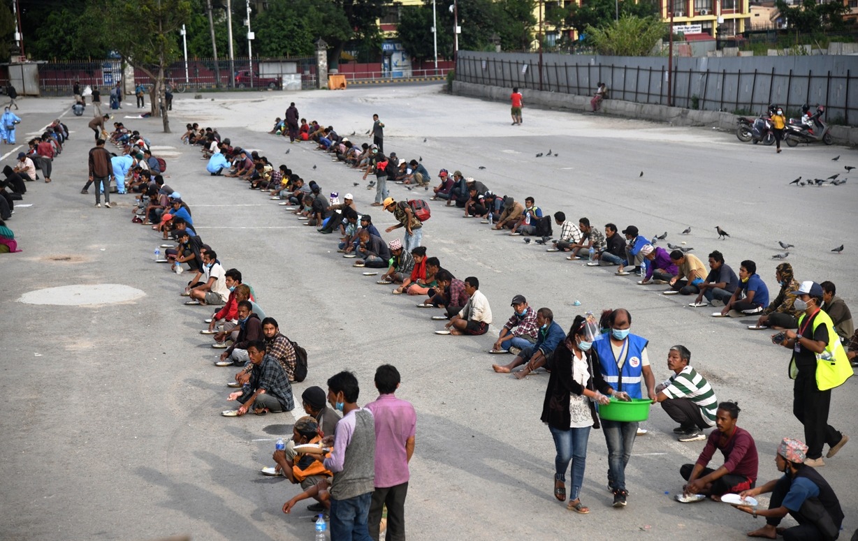 खुल्लामञ्चमा गरिबले खाँदा सरकारलाई लाज !