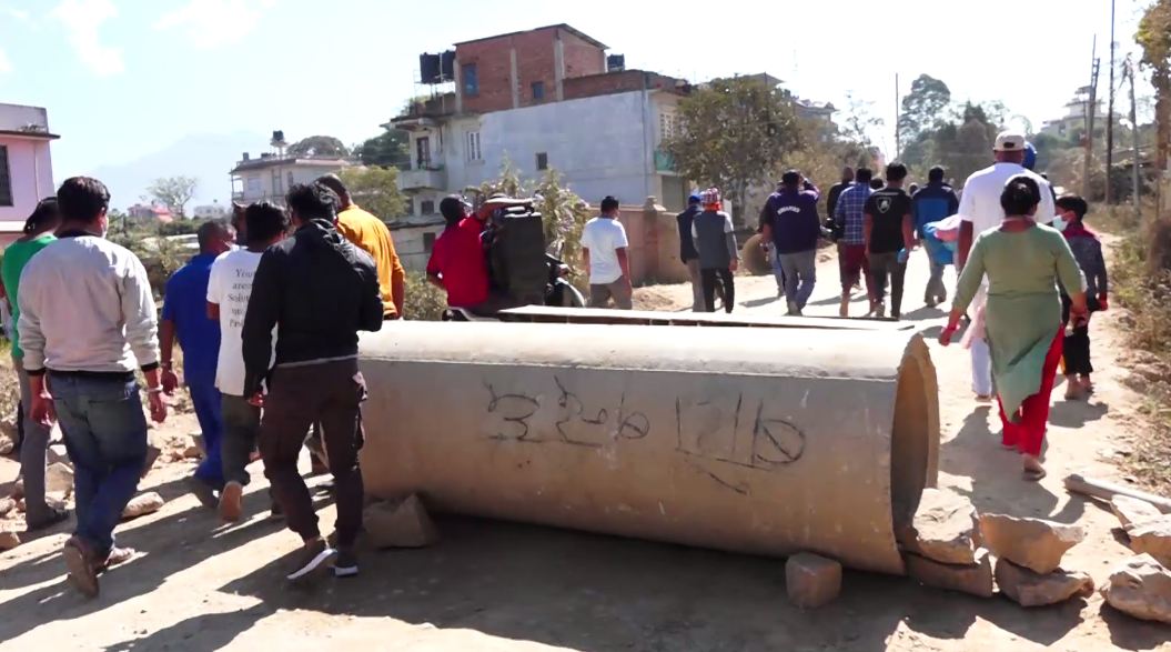 स्थानीयको पटक–पटकको आन्दोलनपछि सडक कालोपत्रे गरिँदै